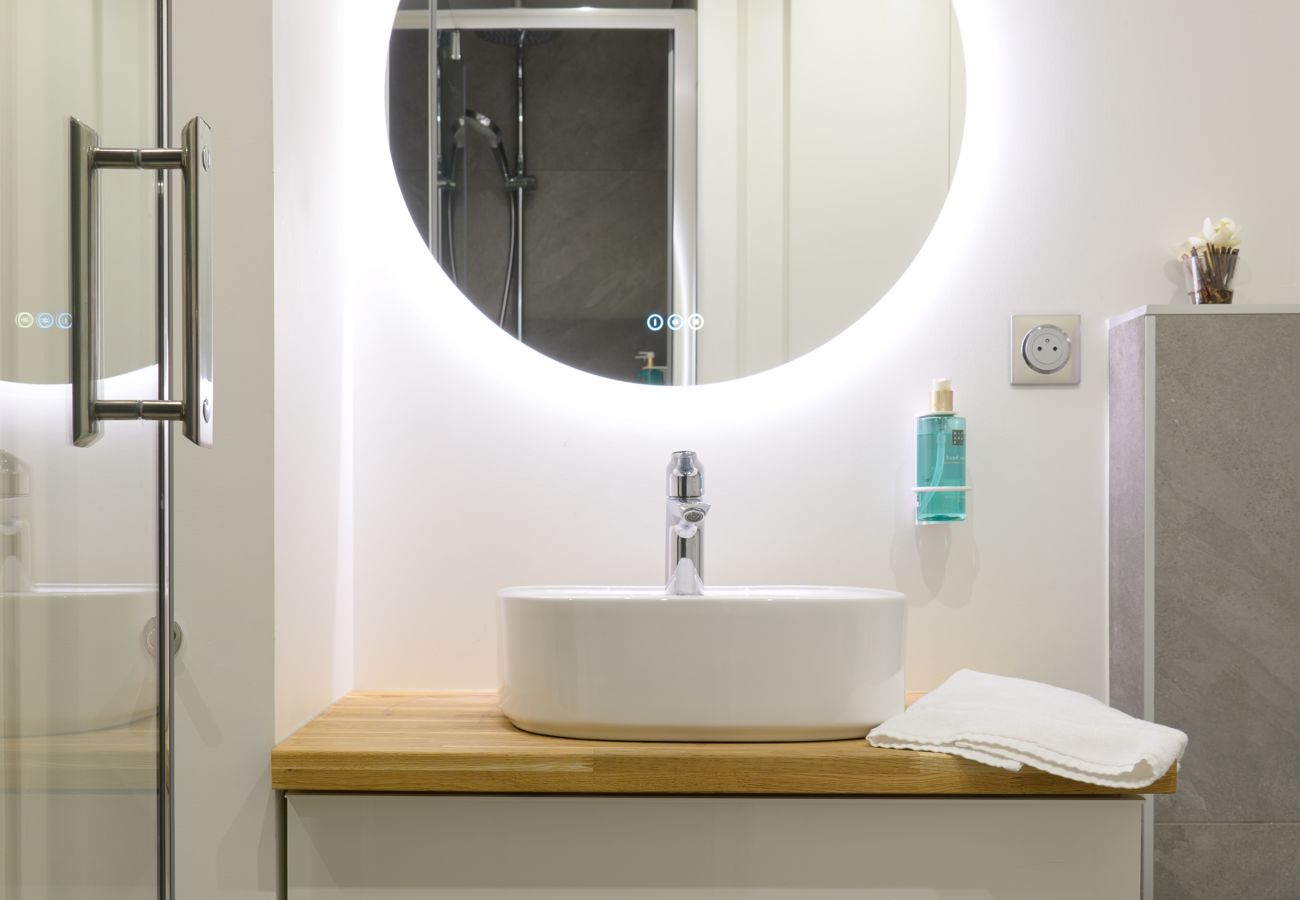 Salle de bain élégante avec douche à l’italienne et WC – Location premium en studio à Strasbourg